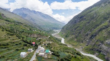 Akşam güzel Himalaya dağlarının ve Shuiling, Leh Manali Highway Lahaul Himachal Pradesh, Hindistan 'daki Chenab nehrinin hava manzarası..