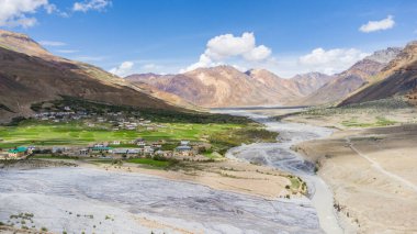 Himalaya dağlarının Dhar dindi chichong köyü ve Hindistan 'ın Himachal Pradesh eyaletindeki Spiti nehri manzarası..