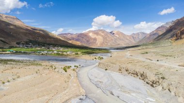 Himalaya dağlarının Dhar dindi chichong köyü ve Hindistan 'ın Himachal Pradesh eyaletindeki Spiti nehri manzarası..
