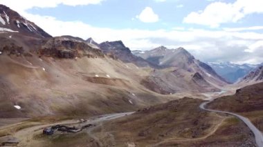 Baralacha Geçidi, Leh Manali otoyolu Lahul, Himachal Pradesh, Hindistan 'daki güzel Himalaya dağlarının hava manzarası..