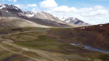 Baralacha Geçidi, Leh Manali otoyolu Lahul, Himachal Pradesh, Hindistan 'daki güzel Himalaya dağlarının hava manzarası..