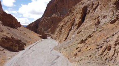 Lakung-LaLa yakınlarındaki güzel Himalaya dağlarının Hindistan 'ın Ladakh şehrindeki Keylong-Leh yolundan geçen hava manzarası..