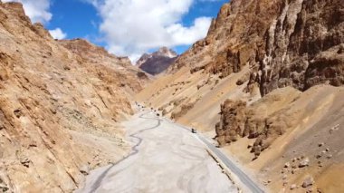 Lakung-laLa yakınlarındaki güzel Himalaya dağlarının hava manzarası. Hindistan 'ın Ladakh şehrindeki Keylong-Leh yolundan geçen Hint ordu kamyonları..