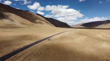 Moray uçaklarındaki güzel Himalaya dağlarının havadan görünüşü, Keylong-leh yolu, Ladakh, Hindistan 'dan geçiyor..