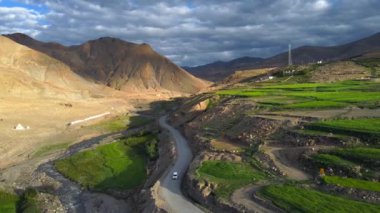 Ladakh 'ın Leh ilçesindeki Gya köyündeki Himalaya dağlarının Hindistan' daki Leh-Manali karayolu üzerindeki Indus Nehri vadisi ve Tanglang La Pass arasındaki hava manzarası..