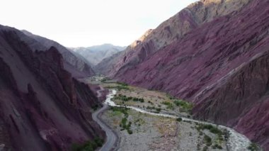 Hindistan 'daki leh-manali otoyolu üzerindeki Indus nehri vadisi ile tanglang la pass arasındaki Lato köyü yakınlarındaki Himalaya dağlarının hava manzarası..