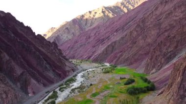 Hindistan 'daki leh-manali otoyolu üzerindeki Indus nehri vadisi ile tanglang la pass arasındaki Lato köyü yakınlarındaki Himalaya dağlarının hava manzarası..