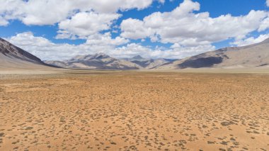 Moray uçaklarındaki güzel Himalaya dağlarının havadan görünüşü, Keylong-leh yolu, Ladakh, Hindistan 'dan geçiyor..