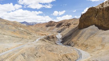 Hindistan 'ın Ladakh şehrindeki Keylong-Leh yolundan geçen, acı çeken güzel Himalaya dağlarının hava manzarası..