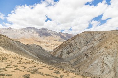 Pang 'deki güzel Himalaya dağlarının manzarası, Keylong-leh yolundan geçiyor, ladakh, Hindistan.