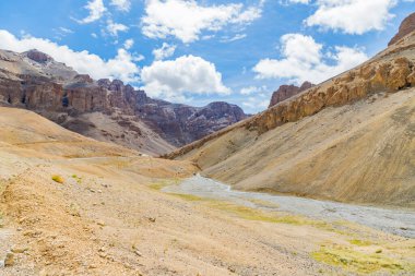 Pang 'deki güzel Himalaya dağlarının manzarası, Keylong-leh yolundan geçiyor, ladakh, Hindistan.