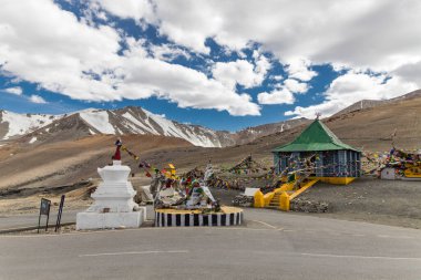 Taglang la, Ladakh, Hindistan, 11 Temmuz 2022. Hindistan 'ın Ladakh kentindeki Keylong-Leh yolundan geçen taglang la pass ve shree krishna tapınaklarının güzel Himalaya dağlarının manzarası.