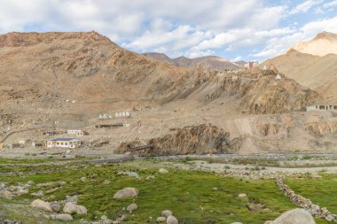 Ladakh 'ın Leh ilçesindeki Gya köyündeki Himalaya dağlarının Hindistan' daki Leh-Manali karayolu üzerindeki Indus Nehri vadisi ve Tanglang La Pass arasındaki manzarası..