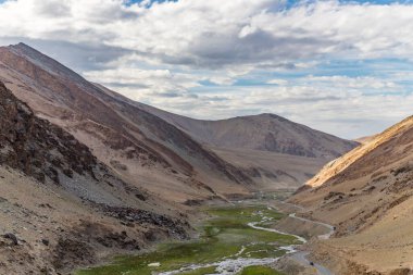 Hindistan 'ın Ladakh kentindeki Keylong-Leh yolundan geçen Rumtse' deki güzel Himalaya dağlarının manzarası..