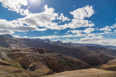 Taglang la 'daki güzel Himalaya dağlarının manzarası, Keylong-leh yolundan geçiyor, yükseklik 5,328 metre, Hindistan' ın Ladakh bölgesindeki yüksek irtifa dağ geçidi..