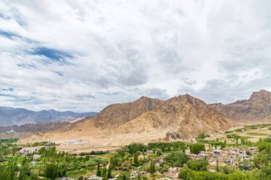 Leh şehrinin güzel Himalaya dağlarıyla çevrili manzarası, Hindistan 'ın ladakh bölgesindeki khardung la yolundan geçiyor..
