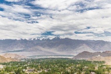 Leh şehrinin güzel Himalaya dağlarıyla çevrili manzarası, Hindistan 'ın ladakh bölgesindeki khardung la yolundan geçiyor..