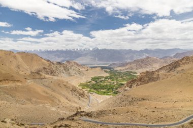 Leh şehrinin güzel Himalaya dağlarıyla çevrili manzarası, Hindistan 'ın ladakh bölgesindeki khardung la yolundan geçiyor..