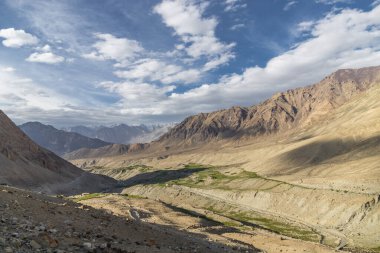 Kuzey Pullu 'daki güzel Himalaya dağlarının manzarası, Hindistan' ın ladakh kentindeki khardung la yolundan geçiyor..