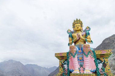 Maitreya Buddha 'nın Diskit Manastırı, Nubra Vadisi, Ladakh, Jammu ve Kashmir' deki heykeli. Budhha 'nın 32 metrelik heykeli.