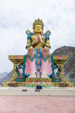 Maitreya Buddha 'nın Diskit Manastırı, Nubra Vadisi, Ladakh, Jammu ve Kashmir' deki heykeli. Budhha 'nın 32 metrelik heykeli.