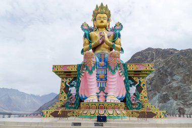 Maitreya Buddha 'nın Diskit Manastırı, Nubra Vadisi, Ladakh, Jammu ve Kashmir' deki heykeli. Budhha 'nın 32 metrelik heykeli.