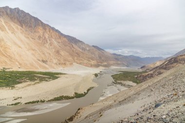 Sabah Nubra Vadisi 'ndeki Himalaya dağları ve İpek Yolu' nun bir parçası olan Şyok Nehri, Leh, Ladakh, Jammu ve Kashmir 'in kuzeyi, Hindistan..