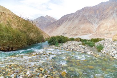 Shyok Nehri, Rongdu Köyü ve Himalaya Dağları yakınlarındaki Nubra Vadisi 'nde sabah Leh, Ladakh, Jammu ve Kashmir' in kuzeyinde..
