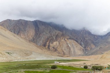 Ladakh 'taki Muglib köyünde Himalaya dağ manzarası, Ladakh, Hindistan' daki Pangong Gölü Yolu 'ndan geçiyor..
