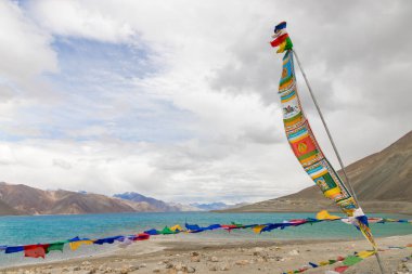 Hindistan, Çin, Leh, Ladakh, Hindistan sınırında yer alan Pagong Tso ya da Pagong Gölü adlı göl üzerinde dağları olan güzel bir manzara. Dünyanın en yüksek tuzlu su göllerinden biri..