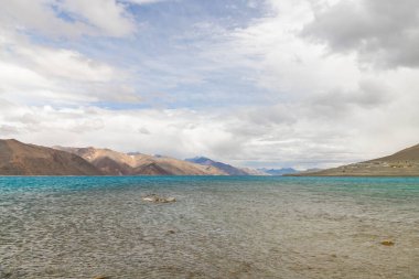 Hindistan, Çin, Leh, Ladakh, Hindistan sınırında yer alan Pagong Tso ya da Pagong Gölü adlı göl üzerinde dağları olan güzel bir manzara. Dünyanın en yüksek tuzlu su göllerinden biri..