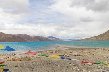 Hindistan, Çin, Leh, Ladakh, Hindistan sınırında yer alan Pagong Tso ya da Pagong Gölü adlı göl üzerinde dağları olan güzel bir manzara. Dünyanın en yüksek tuzlu su göllerinden biri..