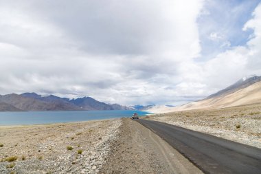 Himalaya dağ manzaralı Pangong Tso Gölü, Leh, Ladakh, Hindistan boyunca manzaralı bir yol sürüyor..