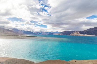 Hindistan, Çin, Leh, Ladakh, Hindistan sınırında Pangong Tso veya Pagong Gölü 'ndeki dağlarla güzel bir manzara. Dünyanın en yüksek tuzlu su göllerinden biri..