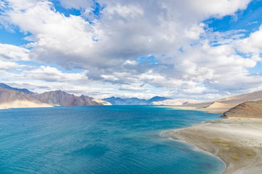Hindistan, Çin, Leh, Ladakh, Hindistan sınırında Pangong Tso veya Pagong Gölü 'ndeki dağlarla güzel bir manzara. Dünyanın en yüksek tuzlu su göllerinden biri..
