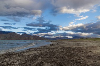 Hindistan, Çin, Leh, Ladakh, Hindistan sınırında akşam vakti Pangong Tso veya Pagong Gölü 'ndeki dağların bulunduğu güzel bir manzara. Dünyanın en yüksek tuzlu su göllerinden biri..