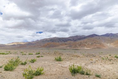 Hindistan, Çin, Leh, Ladakh, Hindistan sınırındaki Hanle köyü yakınlarındaki Pampakarule ve Sango Ovası 'ndaki dağlarla güzel bir manzara..