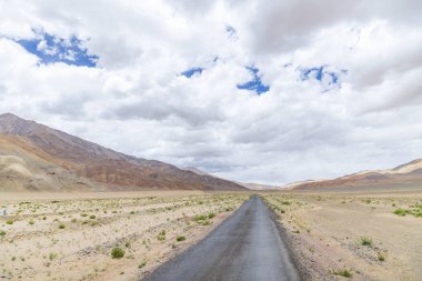 Hindistan, Çin, Leh, Ladakh, Hindistan sınırındaki Hanle köyü yakınlarındaki Pampakarule ve Sango Ovası 'ndaki dağlarla güzel bir manzara..