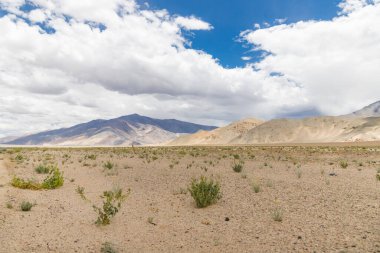 Hindistan, Çin, Leh, Ladakh, Hindistan sınırındaki Hanle köyü yakınlarındaki Pampakarule ve Sango Ovası 'ndaki dağlarla güzel bir manzara..