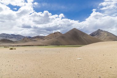 Hindistan, Çin, Leh, Ladakh, Hindistan sınırındaki Hanle köyü yakınlarındaki Pampakarule ve Sango Ovası 'ndaki dağlarla güzel bir manzara..