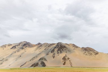 Hindistan, Çin, Leh, Ladakh, Hindistan sınırında bulunan Ladakh 'taki İndus Nehri ile Loma' da güzel bir dağ manzarası..