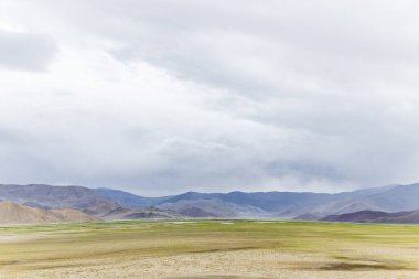 Hindistan, Çin, Leh, Ladakh, Hindistan sınırında bulunan Ladakh 'taki İndus Nehri ile Loma' da güzel bir dağ manzarası..