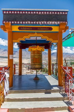 Leh, Ladakh, Hindistan 18 Temmuz 2022. Himalayalar manzaralı Spituk Manastırı. Spituk Gompa Leh, Ladakh, Hindistan 'da ünlü bir Budist tapınağıdır..