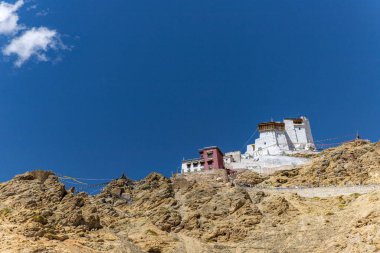 Sabahları Tsemo Maitreya Tapınağı Buda 'daki Leh Dağları manzarası, Hindistan' daki Leh, Ladakh 'taki antik el yazmaları ve freskler..