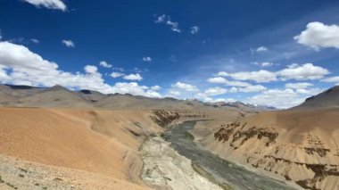 Hindistan 'ın Ladakh kentindeki Keylong-Leh yolundan geçen Moray Plains' teki sumkhel lungpa nehri ile güzel Himalaya dağlarının manzarası..
