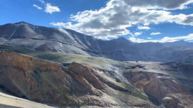 Himalaya dağlarının Taglang La 'daki güzel manzarası Keylong-Leh yolundan geçer, yükseklik 5,328 metredir, Hindistan' ın Ladakh bölgesindeki yüksek irtifa dağ geçididir..