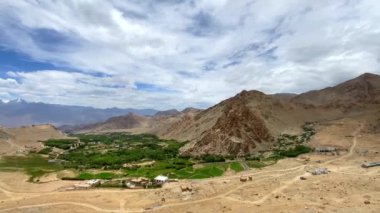 Leh şehrinin güzel Himalaya dağlarıyla çevrili manzarası, Hindistan 'ın ladakh bölgesindeki khardung la yolundan geçiyor..