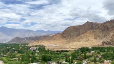 Leh şehrinin güzel Himalaya dağlarıyla çevrili manzarası, Hindistan 'ın ladakh bölgesindeki khardung la yolundan geçiyor..