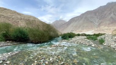 Shyok Nehri, Rongdu Köyü ve Himalaya Dağları yakınlarındaki Nubra Vadisi 'nde sabah Leh, Ladakh, Jammu ve Kashmir' in kuzeyinde..