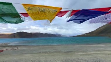 Dağlı ve Budist dua bayraklarıyla güzel bir manzara Pangong Tso ya da Pangong Gölü üzerinde dalgalanan, Hindistan ve Çin sınırında yer alan, Leh, Ladakh, Hindistan.